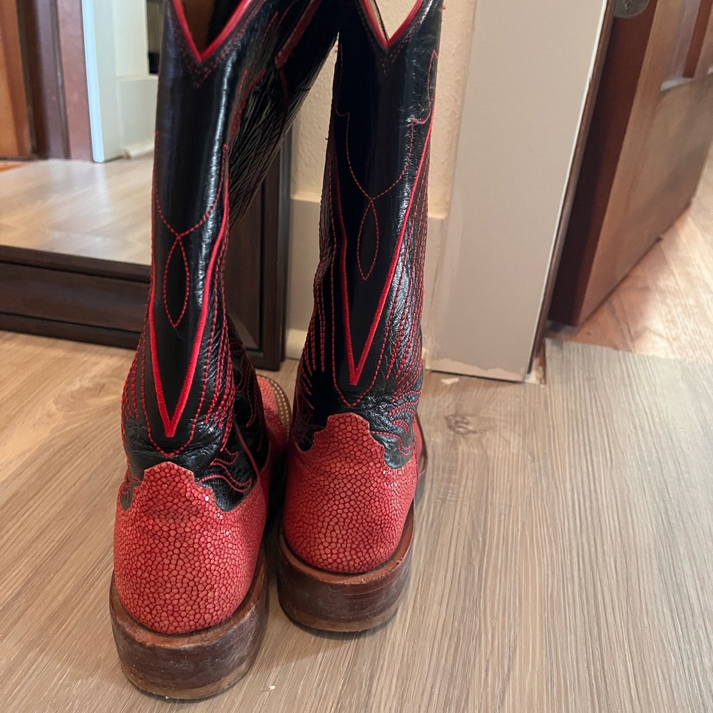 Rios of Mercedes size 6 women’s boots. Red polished stingray. True to size.
